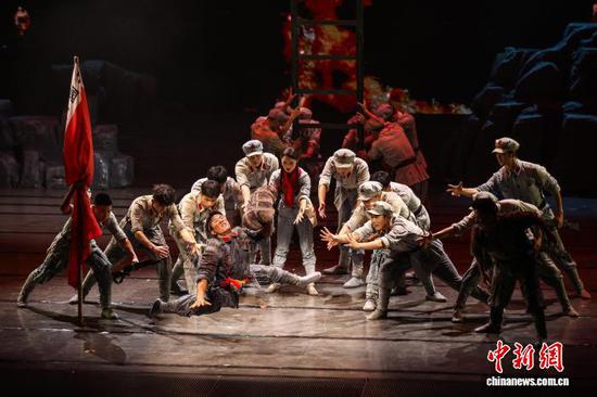 图为第四幕《浴血奋战》演出。中新社记者 瞿宏伦 摄