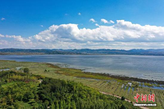 图为10月11日，航拍威宁草海国家级自然保护区。赵庆能 摄