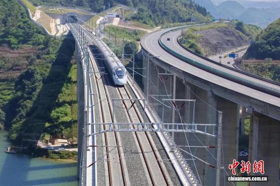 10月11日,运行实验列车在盘兴高铁线路上进行运行测试。张贵忠 摄 10月11日,运行实验列车在盘兴高铁线路上进行运行测试。张贵忠 摄