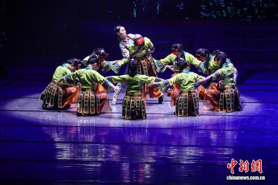 图为第六幕《生命礼赞》演出。中新社记者 瞿宏伦 摄