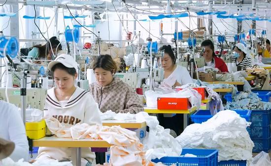 凤冈县松汇内衣厂生产车间。