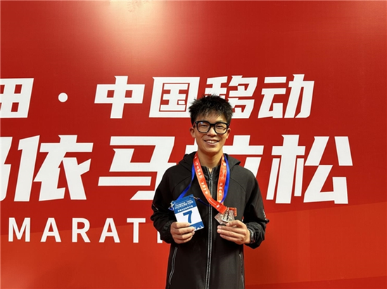 贵州跑友金堂，千里迢迢奔赴“全球通·逐马计划”克拉玛依站，以半马第七名的好成绩，诠释对跑马的无限热爱！e