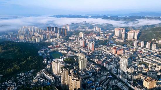 凤冈县城一角。