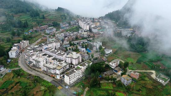 薄雾笼罩下，井坝村展现出蓬勃的发展活力。罗金 摄
