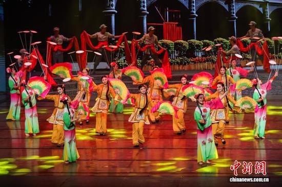 图为第三幕《参军入伍》演出。中新社记者 瞿宏伦 摄