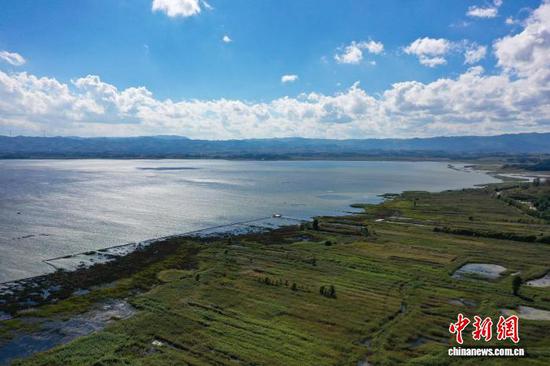深秋时节，位于贵州省毕节市威宁彝族回族苗族县的草海国家级自然保护区天高云淡，秋景怡人。图为10月11日，航拍威宁草海国家级自然保护区。赵庆能 摄