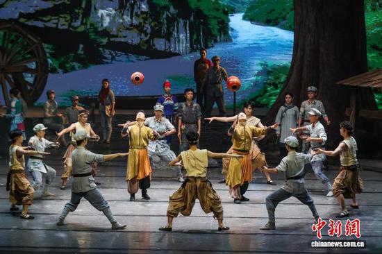 图为第五幕《奇兵巧渡》演出。中新社记者 瞿宏伦 摄