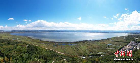 图为10月11日，航拍威宁草海国家级自然保护区。赵庆能 摄