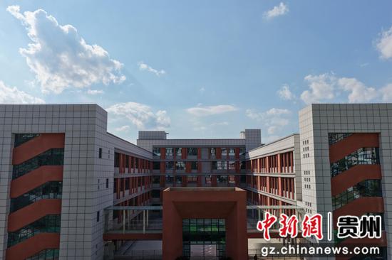 2025年10月10日拍摄的贵州省毕节市大方县第七小学新教学楼。李灵摄