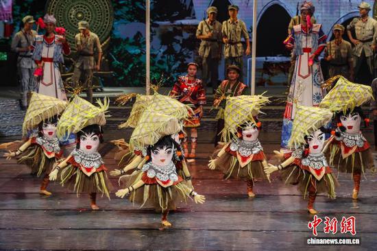 图为第二幕《喜迎红军》演出。中新社记者 瞿宏伦 摄