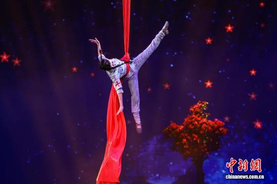 图为第六幕《生命礼赞》演出。中新社记者 瞿宏伦 摄