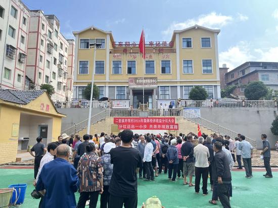 分红大会现场热闹非凡，村民共享发展成果。罗金 摄