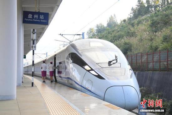 10月11日,在贵州省盘州市,盘兴高铁运行试验列车从盘州站驶出。 王波 摄 10月11日,在贵州省盘州市,盘兴高铁运行试验列车从盘州站驶出。 王波 摄