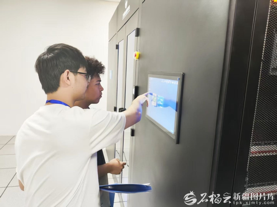 9月27日，新疆丝路新云智算中心（克拉玛依）——宜昌产投西部未来AI智算中心机房内，技术人员在监测设备运行情况。石榴云/新疆日报记者 魏永贵摄4