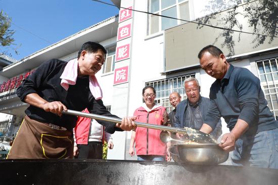 10月10日，阜康市城关镇南湾村，制作完成的抓饭正在装盆。