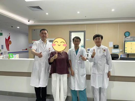 冯女士出院时状态良好，为叶晶亮主任及团队竖起大拇指表达感谢。（图片由克拉玛依中心医院提供）