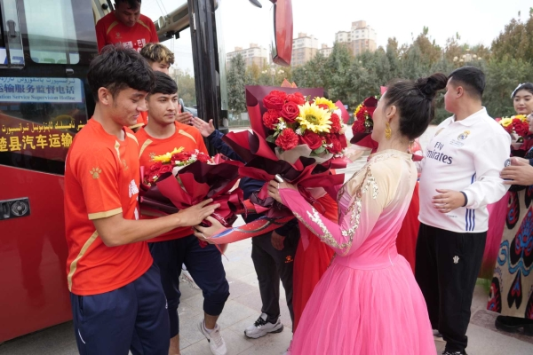 各族群众对他们在赛场上努力拼搏的精神风貌和展现出的专业技能给予高度赞扬。张永亮 摄 各族群众对他们在赛场上努力拼搏的精神风貌和展现出的专业技能给予高度赞扬。张永亮 摄