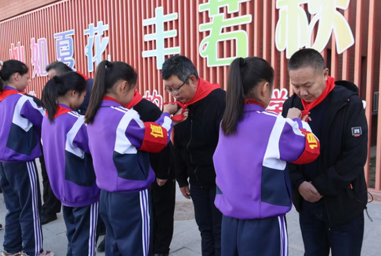 怎么给人物加上红领巾 U-EG-hevxaaq6003369.png