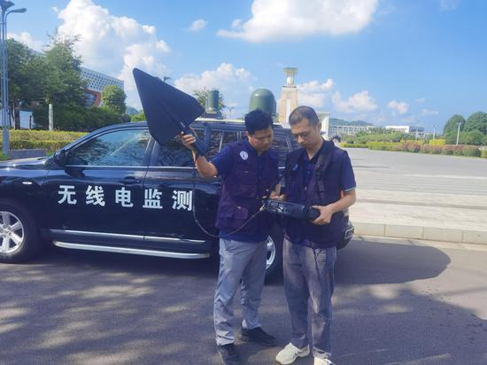 图为崇左市无线电监测中心工作人员在赛段发车点九牛爬坡广场开展无线电监测工作。 图为崇左市无线电监测中心工作人员在赛段发车点九牛爬坡广场开展无线电监测工作。