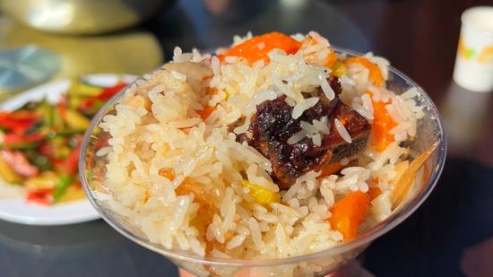 10月10日，阜康市城关镇南湾村，做好的抓饭喷香扑鼻。杨涛 摄9