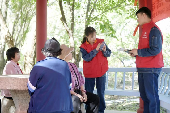 国网克拉玛依供电公司员工在克拉玛依区长征社区为居民讲解安全用电知识。（ 图片由国网克拉玛依供电公司提供）