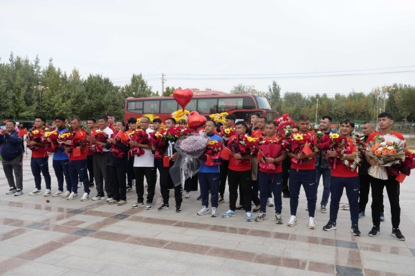 此次巴楚胡杨足球队在贵州村超的精彩表现,不仅为巴楚县赢得了荣誉,也让更多人了解到了巴楚的足球文化和独特魅力。张永亮 摄 此次巴楚胡杨足球队在贵州村超的精彩表现,不仅为巴楚县赢得了荣誉,也让更多人了解到了巴楚的足球文化和独特魅力。张永亮 摄