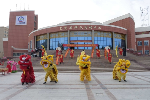 10月9日,巴楚县群众活动中心气氛热烈,一场简短而喜悦的欢迎仪式在此举行,迎接远赴贵州参加村超第二届“一带一路”国际友谊赛的巴楚胡杨足球队载誉而归。张永亮 摄 10月9日,巴楚县群众活动中心气氛热烈,一场简短而喜悦的欢迎仪式在此举行,迎接远赴贵州参加村超第二届“一带一路”国际友谊赛的巴楚胡杨足球队载誉而归。张永亮 摄