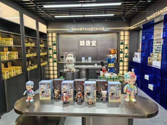 除了饰品业务，黄子轩还在全球数贸中心内布局一家潮玩店。