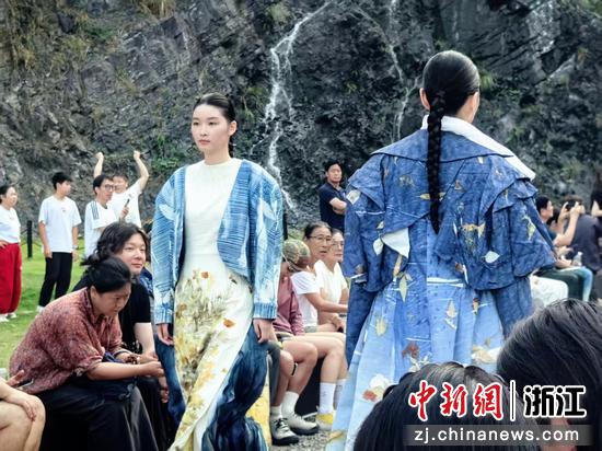 模特在山野之间走秀。王力中 摄 模特在山野之间走秀。王力中 摄