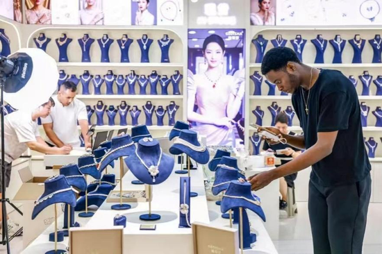 试营业期间，全球数贸中心已经迎来不少外国面孔。