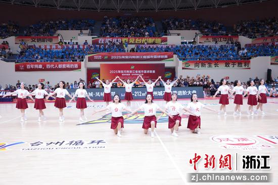 近日，银龄舞者舞动浙BA现场。（浙江开放大学供图）