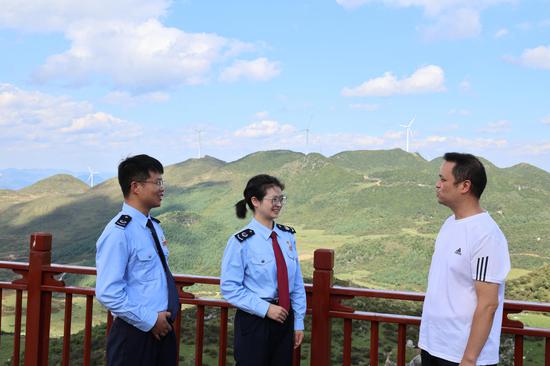 图为税务干部在华能赫章风力发电有限公司发电项目开展税收调研。邓萍摄 图为税务干部在华能赫章风力发电有限公司发电项目开展税收调研。邓萍摄