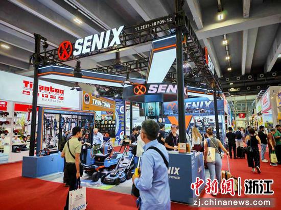 嘉兴企业生产的产品吸引客商关注。受访者供图 嘉兴企业生产的产品吸引客商关注。受访者供图