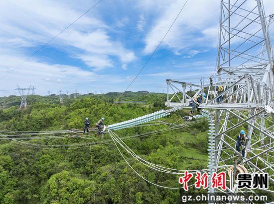 500千伏乌撒至奢香第二回线路工程施工现场,施工人员正在作业。潘聪 摄 500千伏乌撒至奢香第二回线路工程施工现场,施工人员正在作业。潘聪 摄