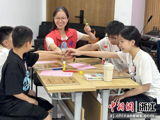 志愿者与青少年进行交流工作。善琏镇供图 志愿者与青少年进行交流工作。善琏镇供图