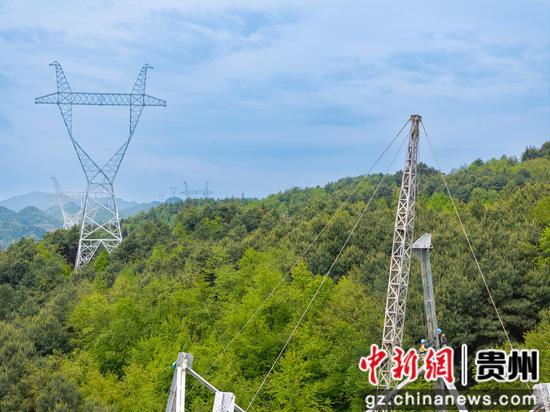 500千伏乌撒至奢香第二回线路工程施工现场,施工人员正在组立铁塔。潘聪 摄 500千伏乌撒至奢香第二回线路工程施工现场,施工人员正在组立铁塔。潘聪 摄