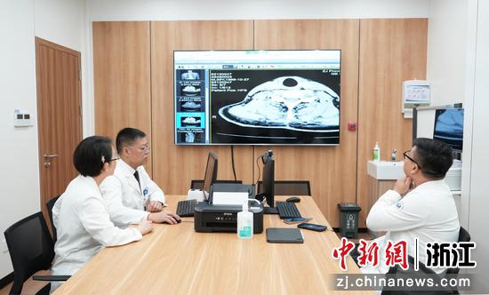 专家会诊。浙江省人民医院供图
