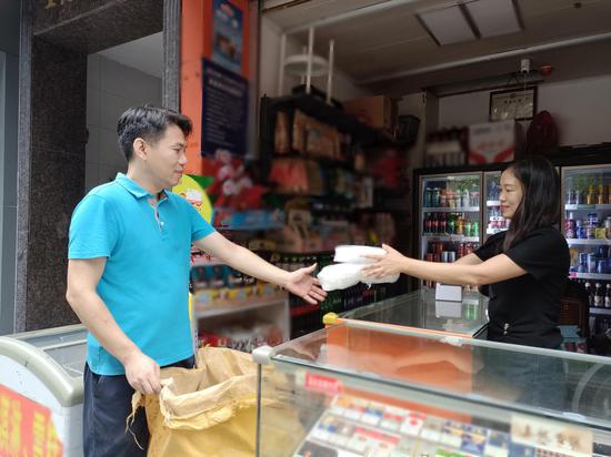 图为物流人员开展塑膜回收。覃仕隆摄 图为物流人员开展塑膜回收。覃仕隆摄