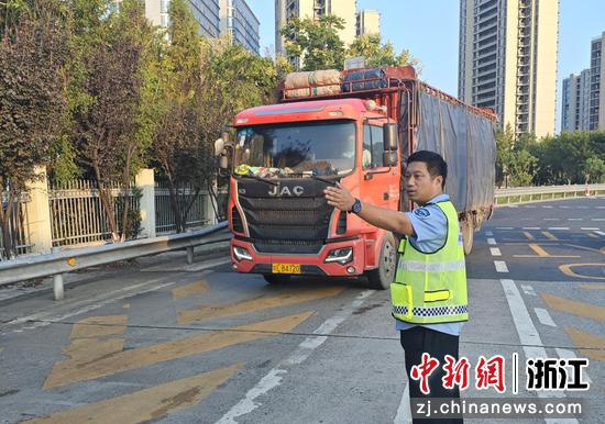 娄桥收费站工作人员引导“白名单”绿通车进入车道。浙江交通集团高速公路温州管理中心 供图 娄桥收费站工作人员引导“白名单”绿通车进入车道。浙江交通集团高速公路温州管理中心 供图