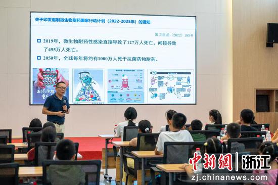 微生物课堂现场。康乾街道供图 微生物课堂现场。康乾街道供图