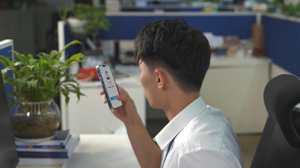 企业职工使用“AI智能办公助手”查询信息。 企业职工使用“AI智能办公助手”查询信息。