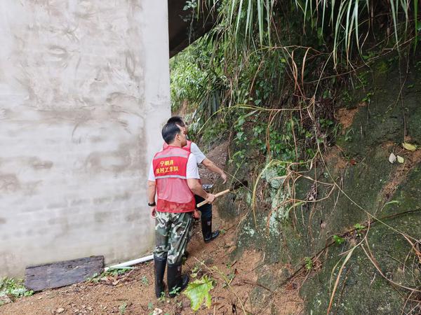 宁明下间村工作队员查看村内山体滑坡情况。梁霖 摄 宁明下间村工作队员查看村内山体滑坡情况。梁霖 摄