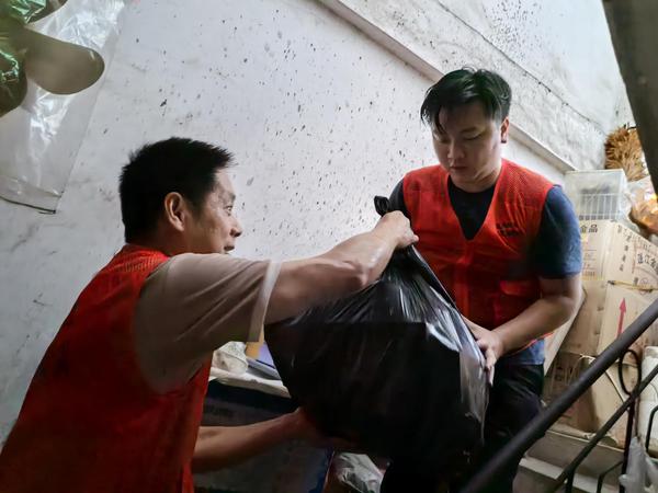 图为龙州党员突击队齐心协力,转移物资。刘锦雪 摄 图为龙州党员突击队齐心协力,转移物资。刘锦雪 摄