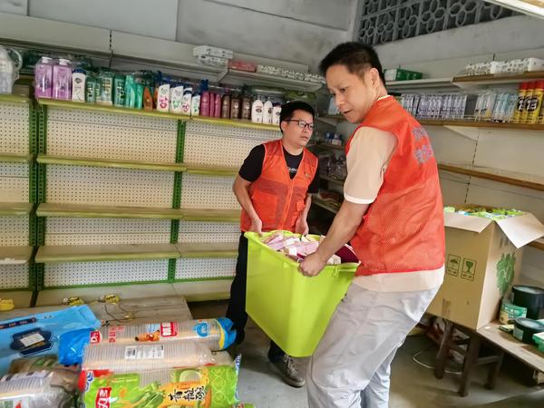 龙州党员突击队争分夺秒,抢救货品。刘锦雪 摄 龙州党员突击队争分夺秒,抢救货品。刘锦雪 摄