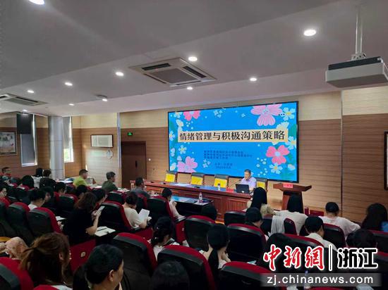 区、镇两级相关负责人及志愿者参加培训。善琏镇供图 区、镇两级相关负责人及志愿者参加培训。善琏镇供图