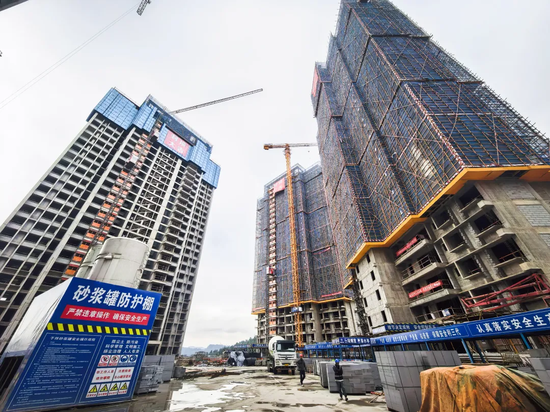 .一期10栋楼已封顶。 .一期10栋楼已封顶。