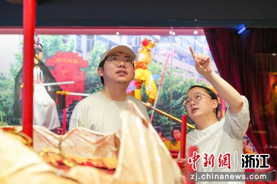 盛柯（左一）走访“白雀抬阁”非遗技艺。杨迪 供图