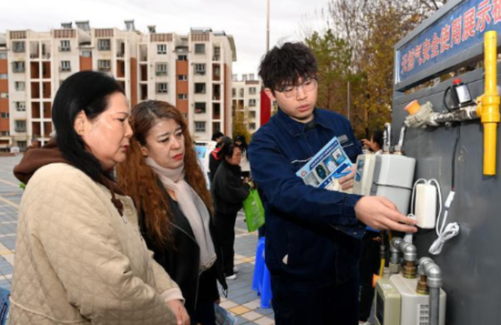 10月13日,市燃气公司工作人员为居民讲解安全使用天然气设备的注意事项。克拉玛依融媒记者 努尔夏提·尼加提 摄6