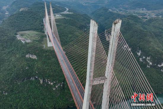 10月16日，航拍六广河大桥雨后景色。（无人机照片）