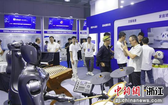 “机器人乐队”亮相。吴丽娟供图